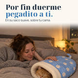 Imagen ilustrativa: Por fin duerme pegadito a ti. En su saco suave, sobre tu cama.