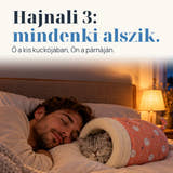 Illusztráció: Végre ott alszik Ön mellett. A saját bújózsákjában, az Ön ágyán.