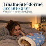 Immagine illustrativa: Finalmente dorme accanto a te. Nel suo sacco morbido, sul tuo letto.