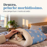 Immagine illustrativa: Dentro, peluche morbidissimo. Una zampa fuori, il resto al caldo.