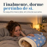 Imagem ilustrativa: Finalmente, dorme pertinho de si. No saquinho macio dele, em cima da sua cama.